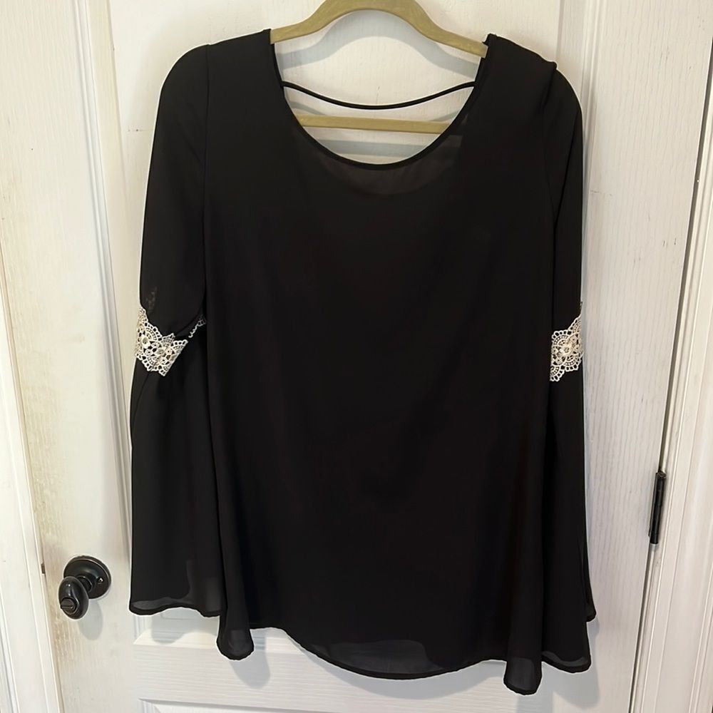 2tee Couture black blouse with lace and flowy sleeve